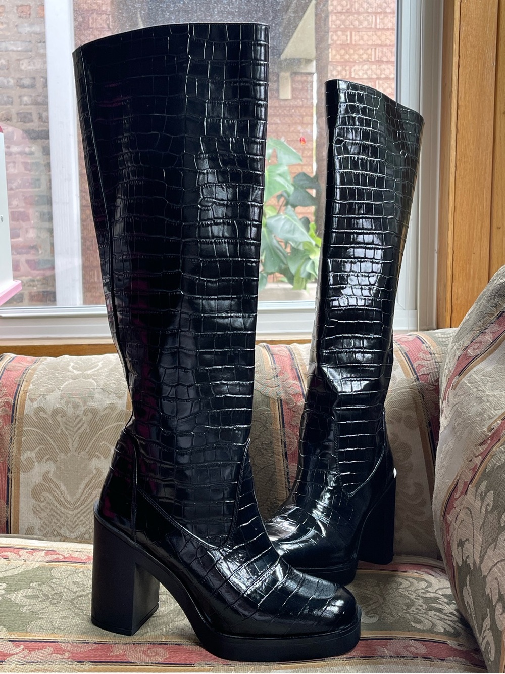 Stuart Weitzman Bethenny 80 Croc-Embossed Boots. Size 7.5 Women N25-10